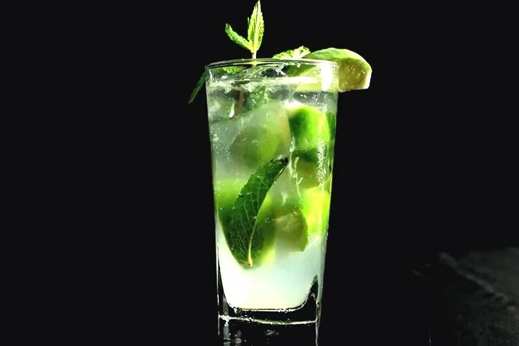 Мохито жив. Mojito Classic коктейль. Mojito Classic Cocktail алкогольный. Коктейль Мохито алкогольный. Мохито лайм.