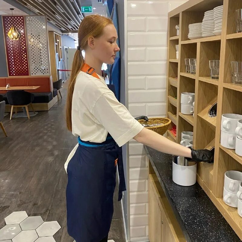 служба общественного питания в гостинице. сотрудники кафе. предприятия общественного питания в отеле. коллектив ресторана. сотрудники ресторана официанты и повара.