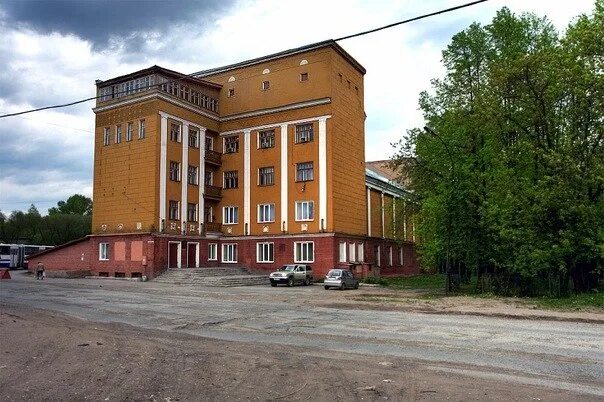 Киров закамск. Дворец культуры им Кирова Пермь. Завод им Кирова Пермь. ДК Кирова Пермь. Дворец Кирова Пермь Закамск.