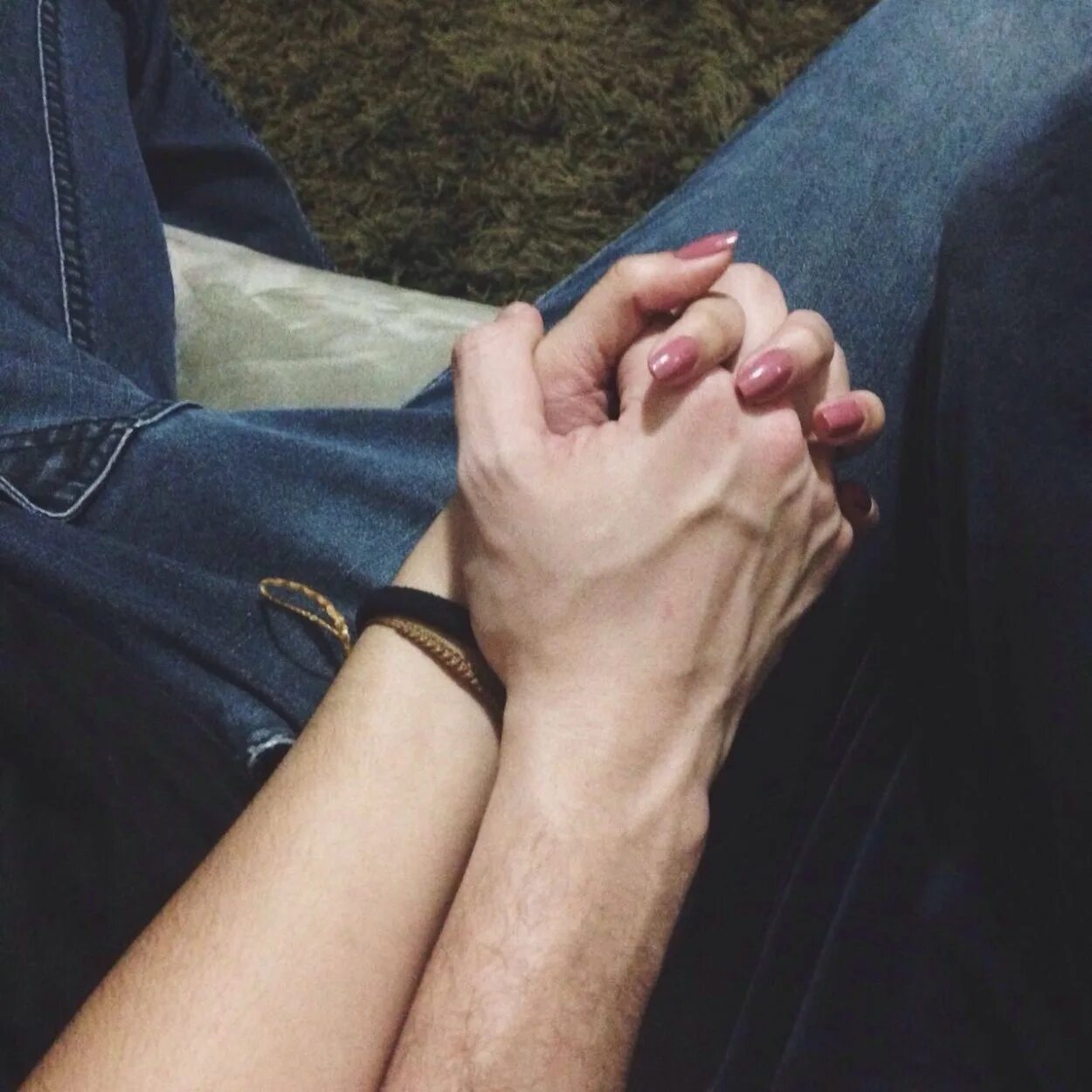 Вспоминать как рука в руке. Вспоминать как рука в руке. Руки влюбленных. Мужская рука. Вспоминать как рука в руке.