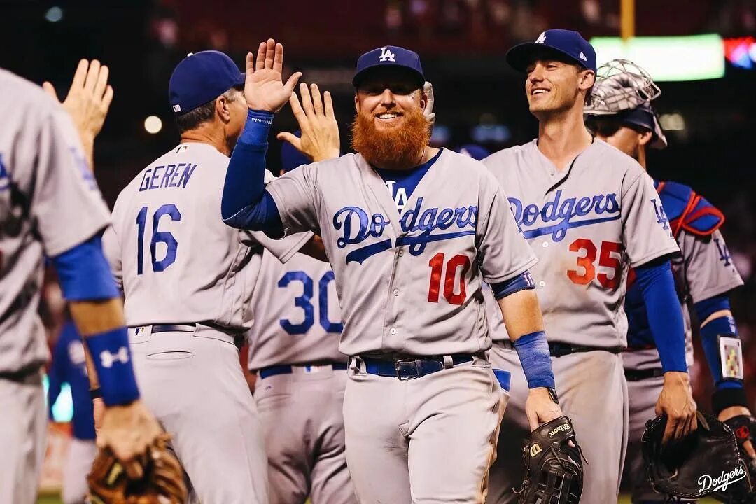 Los angeles dodgers. Лос-Анджелес Доджерс. Лос Анджелес Бейсбол. Бейсбольная команда Доджерс. Los Angeles Dodgers команда.