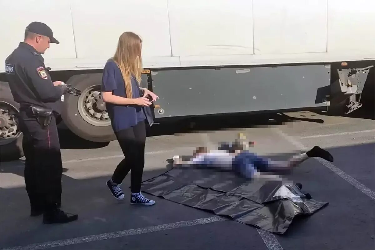 Попала в аварию и была вытрахана незнакомцем прямо на дороге