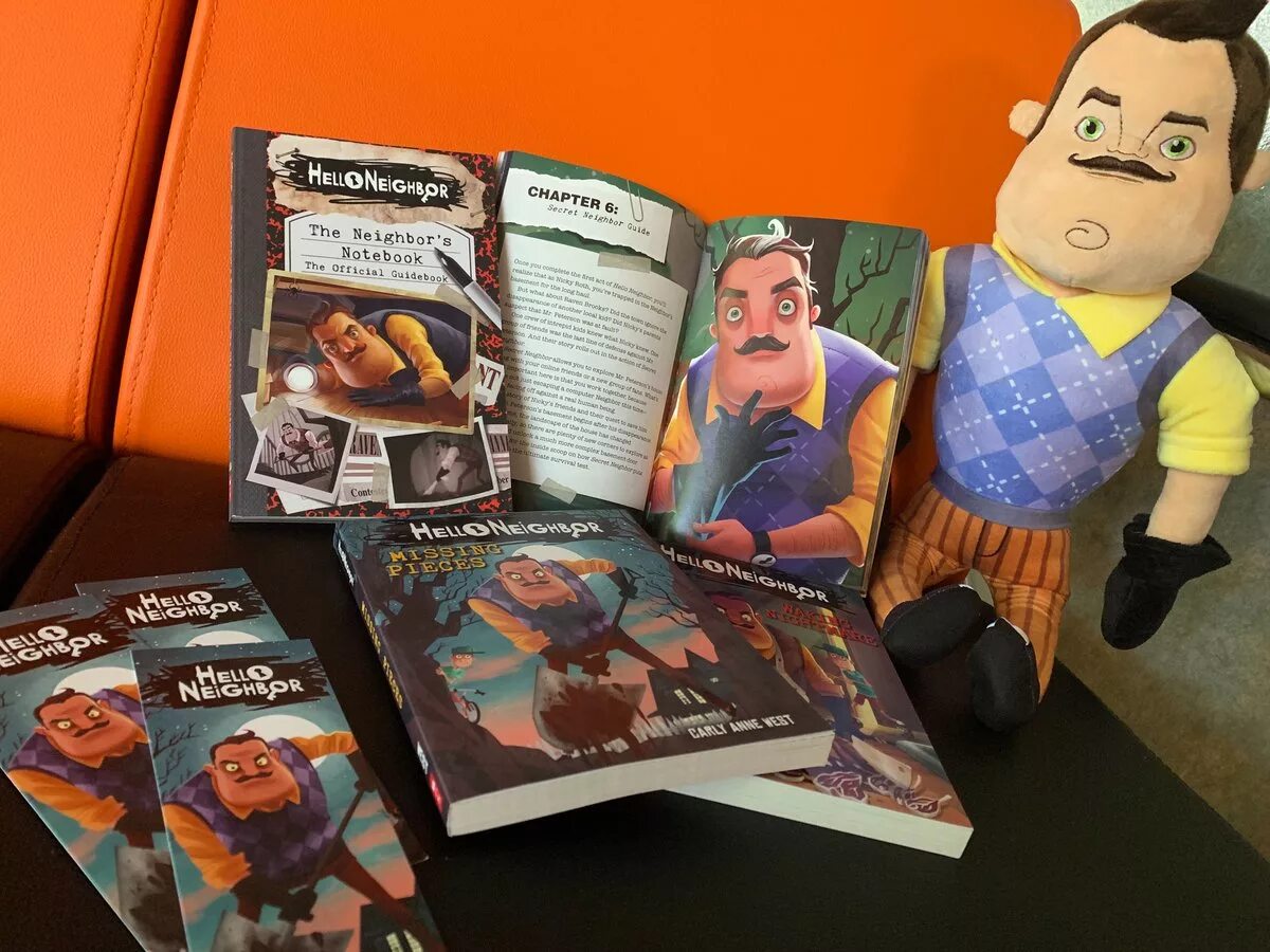 Привет сосед читать. Hello Neighbor 2 диск. Книга привет сосед 2. Книжка привет сосед. Диск с игрой привет сосед.