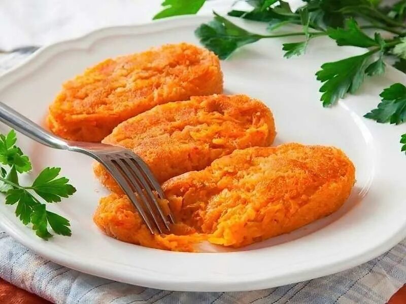 Котлеты морковные классические. Морковные котлеты. котлеты из моркови. морковные биточки. морковные котлеты с манкой.