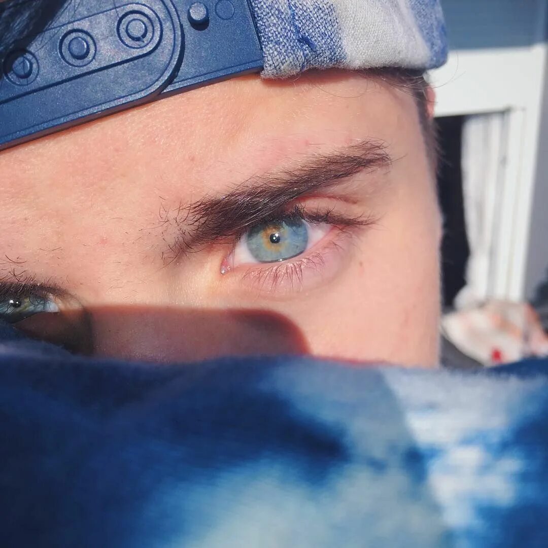 Синие глаза мужские. Красивые мужские глаза. Красивые голубые глаза мужские. Парень с красивыми глазами.