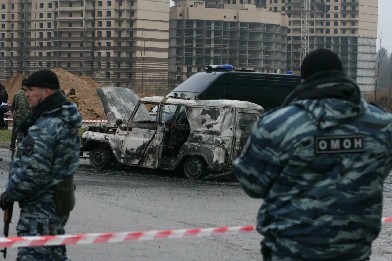 Нападение на санкт петербург. Расстрел омоновцев на Муринской дороге 2015. Расстрелянная машина полиции. Расстрел полицейской машины. Расстрелянная Полицейская машина.