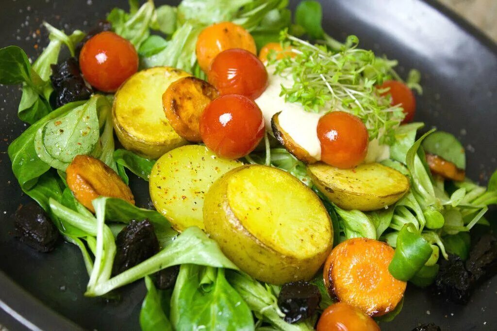 Печеный салат. Овощи картофель. Салат овощ. Летние блюда из овощей. Горячие блюда из овощей.