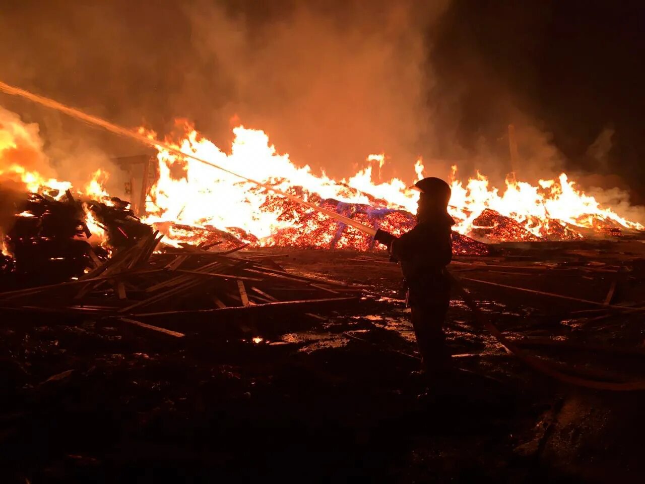 Цены сгорают. Пожар. Пожар на складе. Пожар фото. Пожары в Красноярском крае.