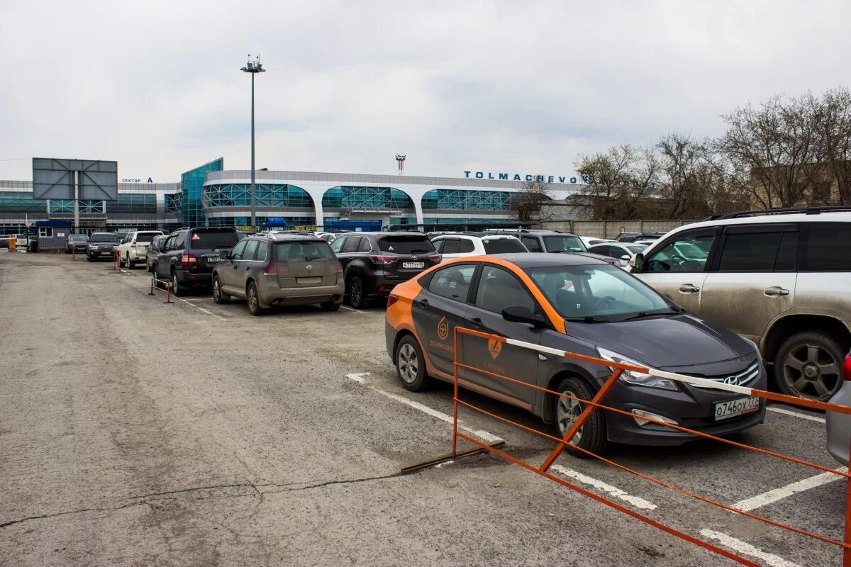 Автостоянка новосибирск аэропорт. Стоянка Толмачево Новосибирск. Аэропорт Толмачево Новосибирск парковка. Парковка Толмачево терминал а. Стоянка в аэропорту Толмачево.