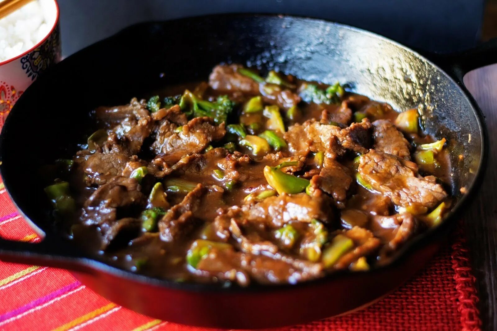 Как вкусно пожарить мясо с луком. Говядина на сковороде. жаркое на сковороде. жареное мясо с луком. жареное мясо с овощами.