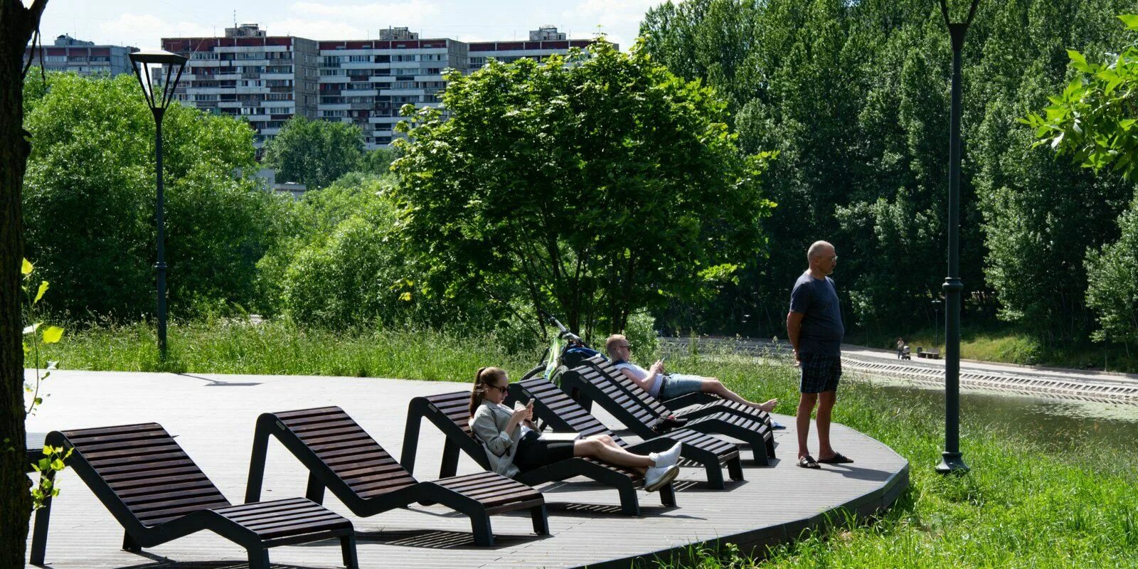 6 парк москва. Парк Горького Москва благоустройство. Очаковский парк Москва. Парк 50-летия октября Москва лежаки. Площадка парка 50 летия октября.