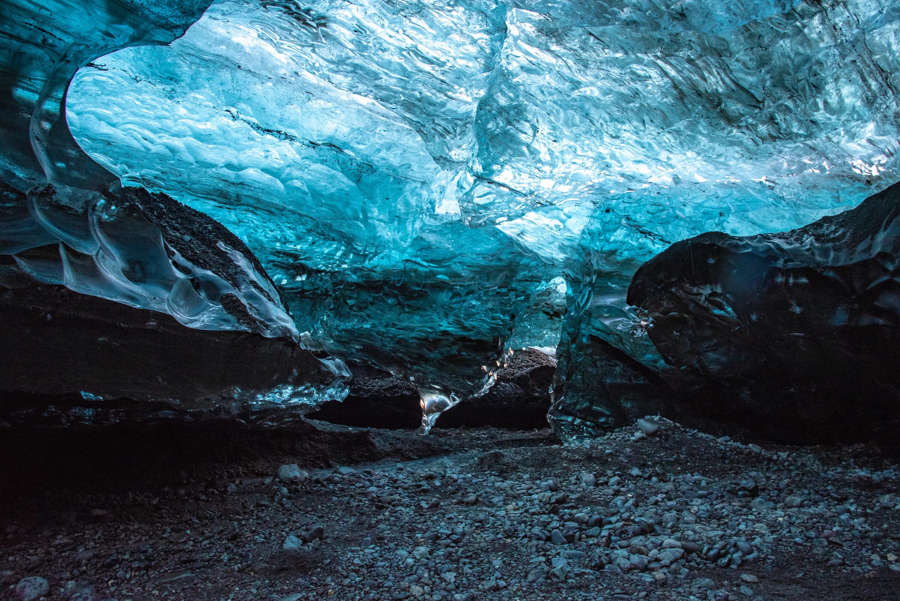 Лед снизу. Ледяной грот. Ледяные скалы. Пещера. Пещера Full HD.