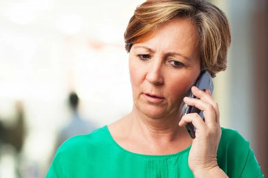 женщину сегодня с телефонами. женщина рассказывает. девушка с телефоном улыбается. девушка звонит. разговор по телефону.