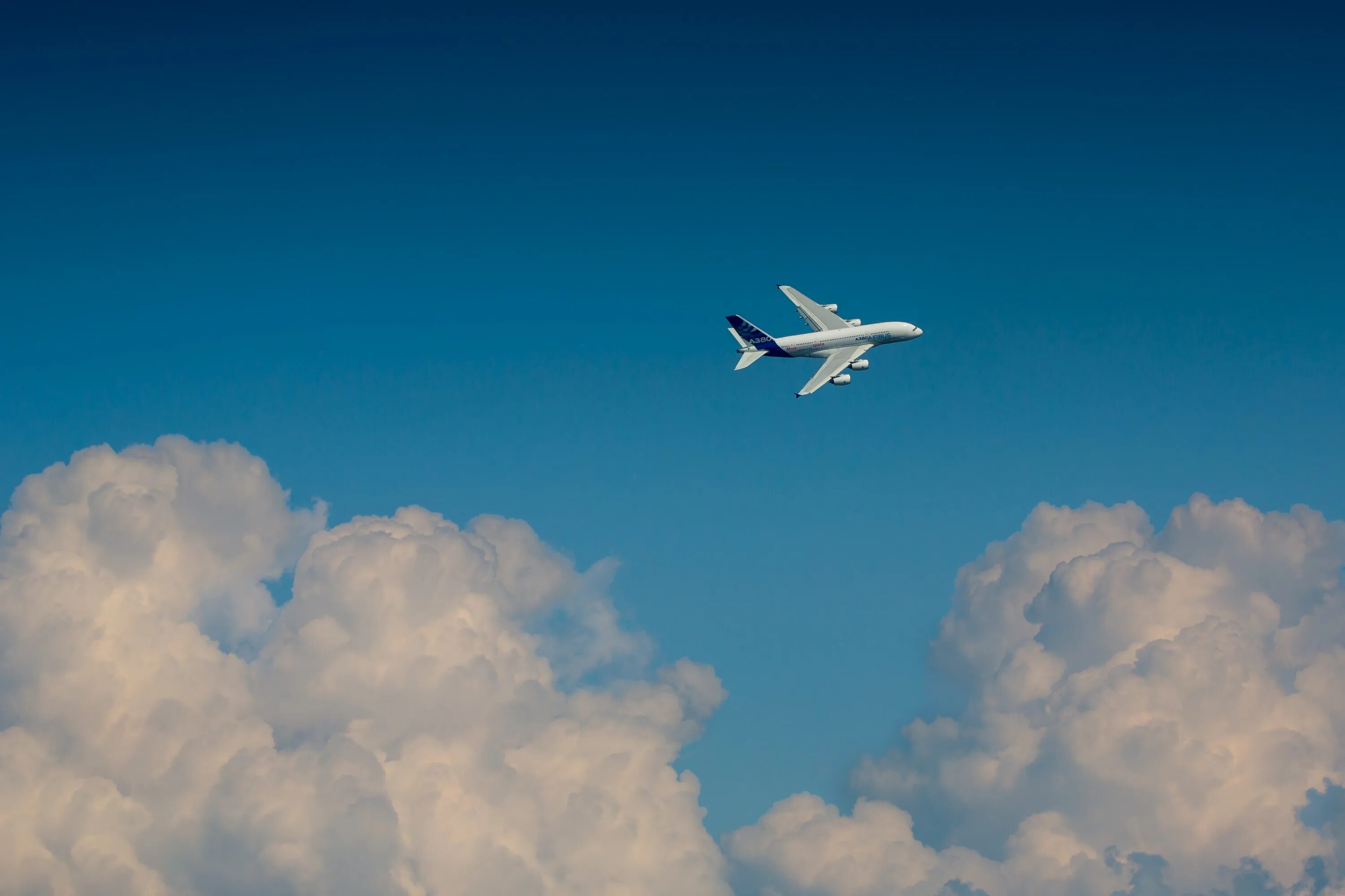 Самолеты летят в облака. Самолет в небе. Самолет на фоне облаков. Самолет в голубом небе. Небо облака самолет.