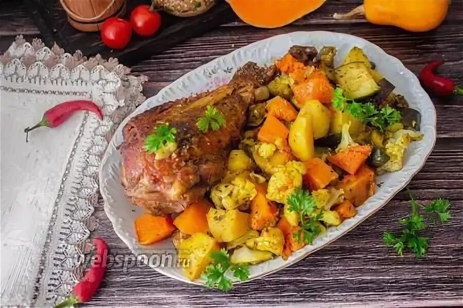 Голень с овощами в духовке. Индейка с овощами в духовке. Запеченная индейка с овощами рецепт. Филе индейки запеченное в духовке. Бедро индейки с овощами в духовке.