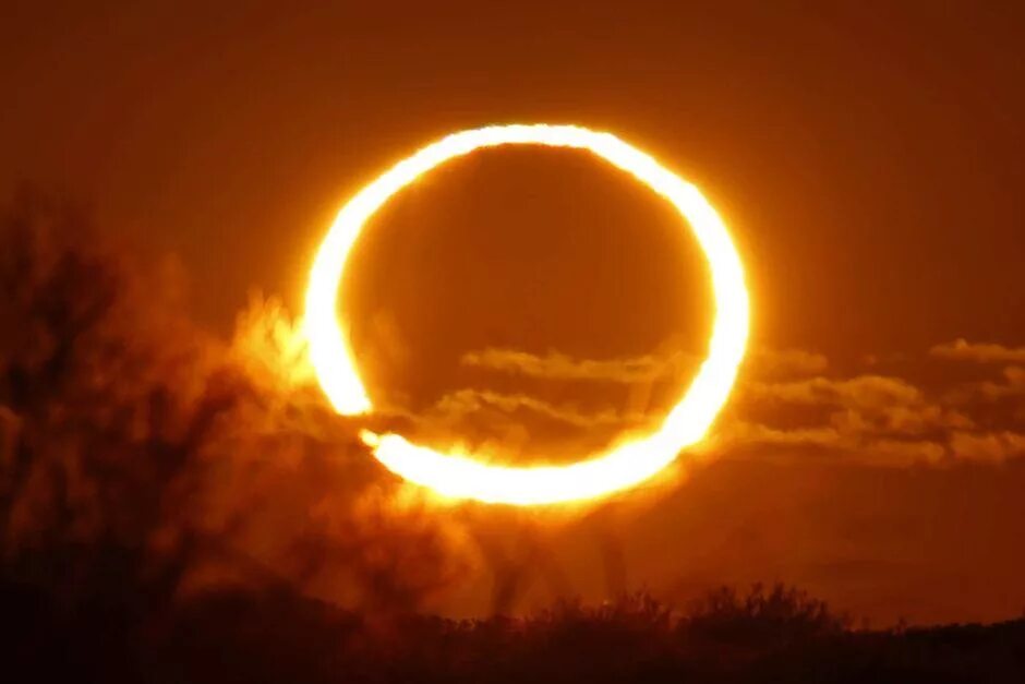 Кольцеобразное затмение солнца. Кольцеобразное солнечное. Заревое кольцо солнечное затмение. Солнечное затмение 2022.