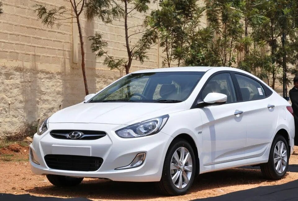 Hyundai verna. Verna. Хёндай верна арабский. Хендай цвет Fluidic Metal.