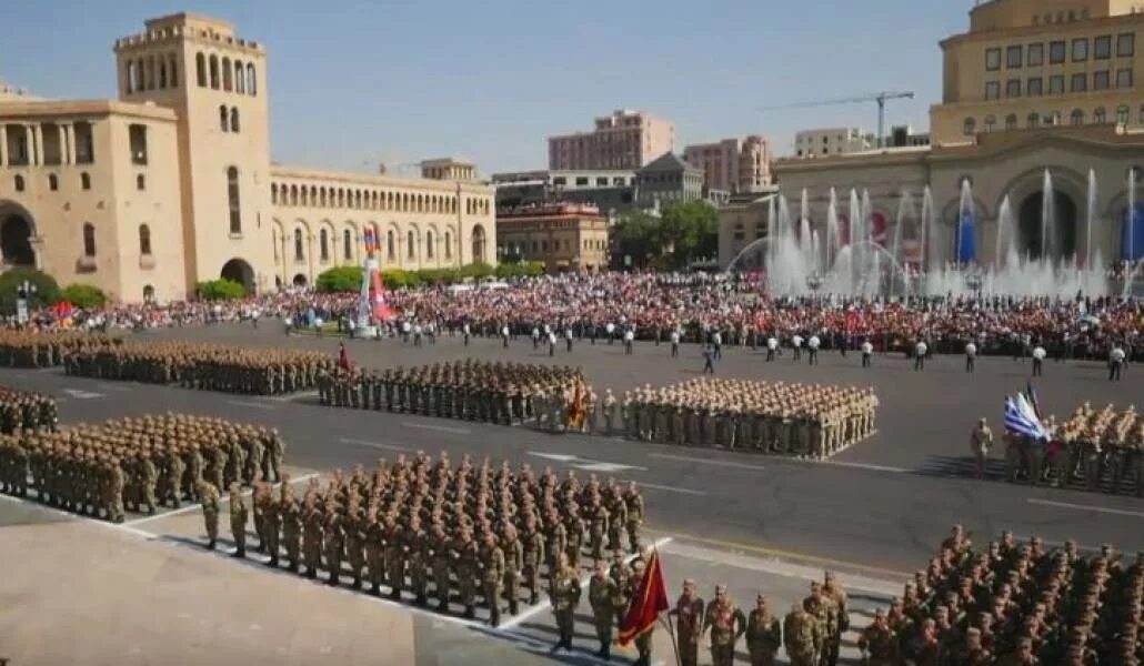 Ереван сентябрь. Площадь свободы Республики Армения. Площадь независимости Ереван. Парад Победы в Ереване. Площадь Победы Ереван.