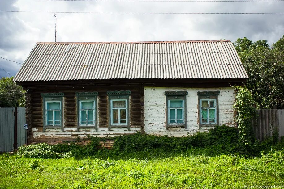 Продажа деревни в свердловской области. Деревенский дом Подъелки Смоленская область. Обычный деревенский дом. Сельский домик. Новый деревенский дом.