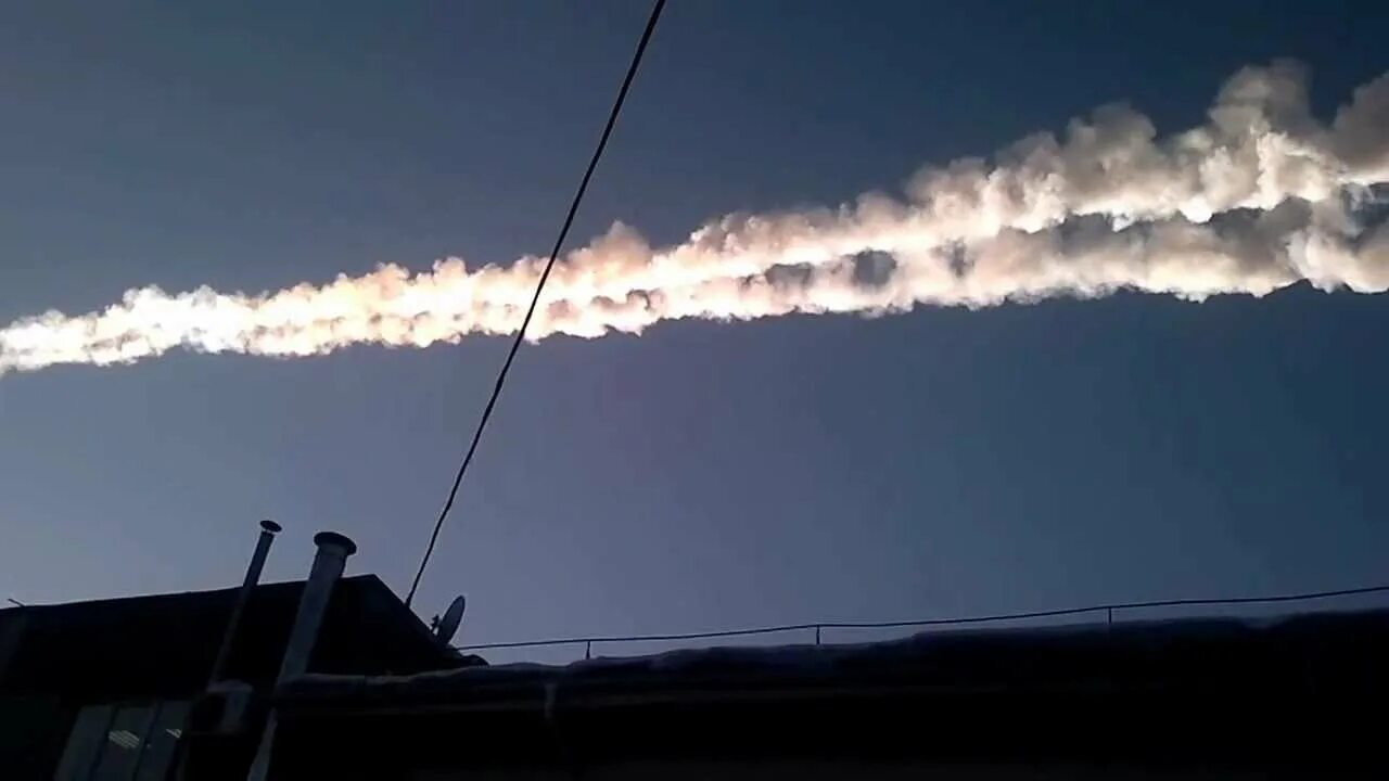 Метеорит тюмень. Челябинский метеорит 2025. челябинский метеорит пролет. метеорит в городе. поле расброса челябиского метеорит.