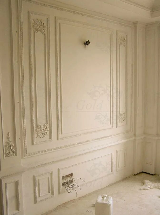 Интерьер для фотошопа. Гипсовое комнаты. Отделка стен лепниной. Комната с лепниной. Стены в классическом стиле.