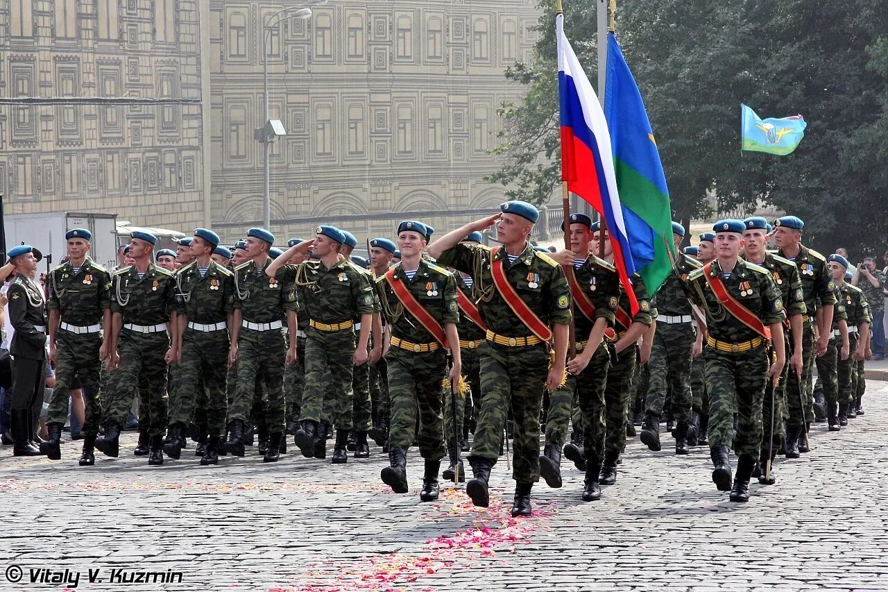 Военный парад. Солдаты на параде. Десантники на параде. Российские военные на параде.