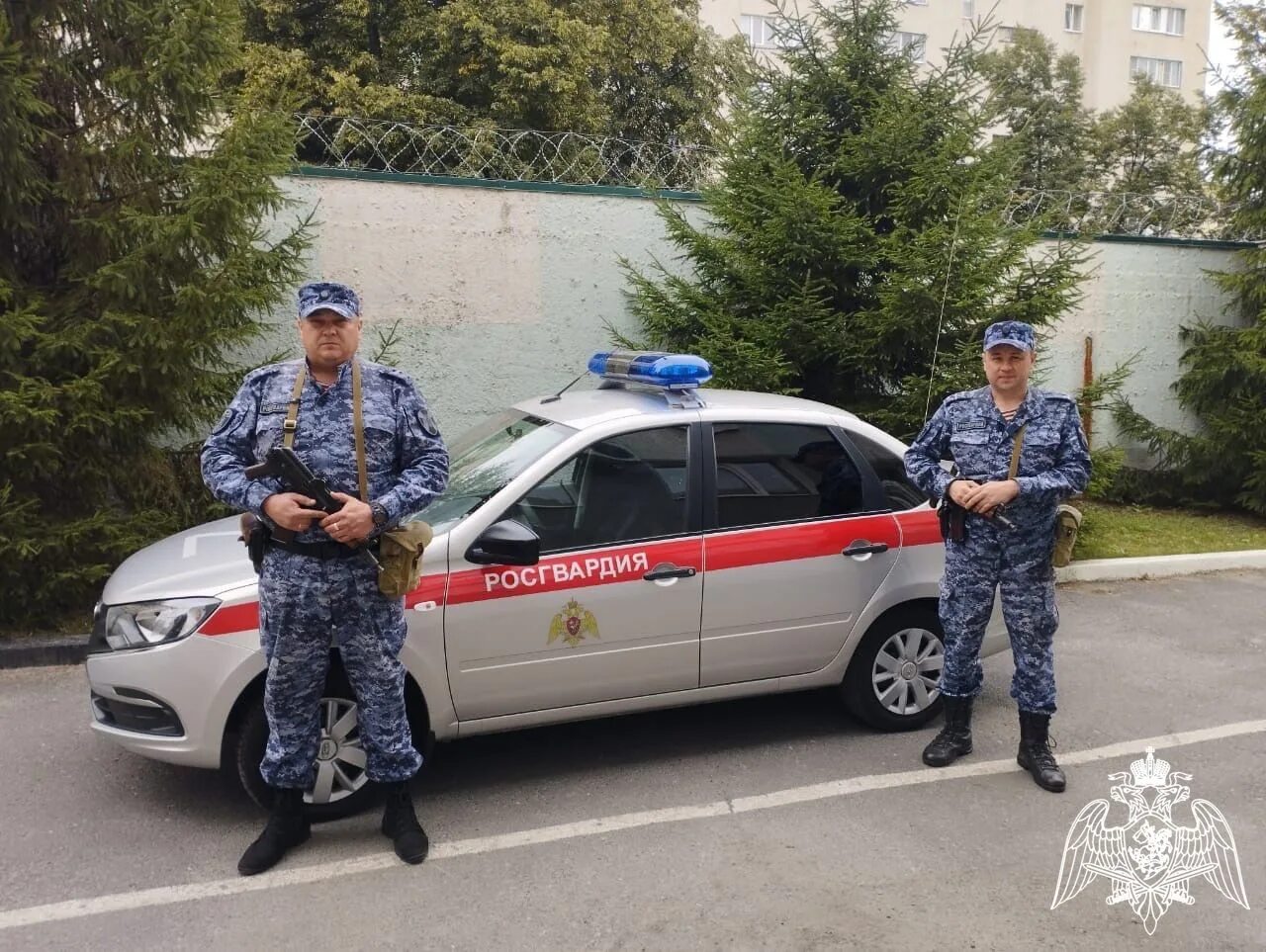 Сотрудник вневедомственной охраны. Чопы в старом осколе. Вакансии охрана старый оскол. Вневедомственная охрана старый оскол. Вакансии охрана старый оскол.