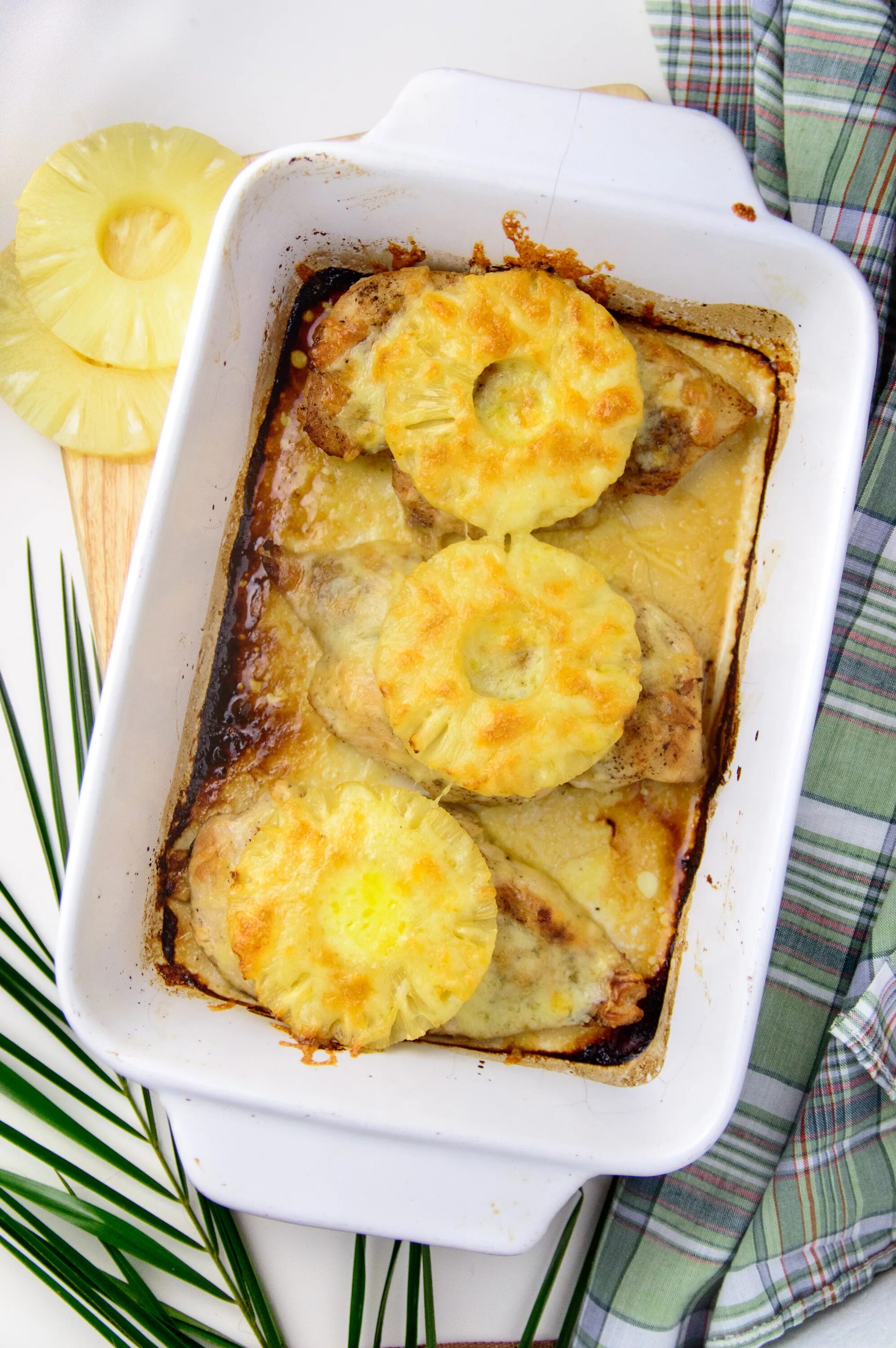 Рецепт куриного филе с ананасами. Курица с ананасами в духовке под сыром. филе с ананасами и сыром в духовке. курица, запеченная с ананасами и сыром. куриное филе с ананасами в духовке.