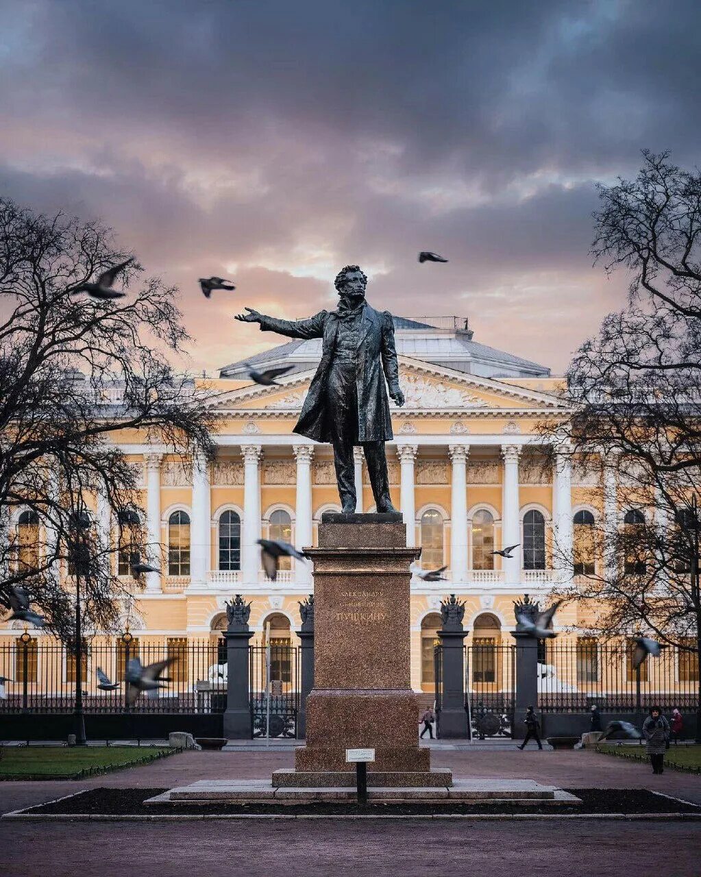 Писатели город пушкин. Аникушин памятник Пушкину в Санкт-Петербурге. Памятник а. с. Пушкину (Санкт-Петербург, площадь искусств). Памятник Пушкину Аникушин площадь искусств. Михайловский дворец памятник Пушкину в Санкт-Петербурге.