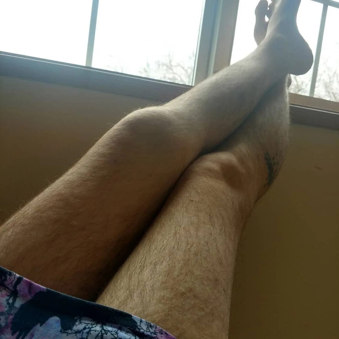 Ноги парней. Мужские ноги. Ногомужскте волосатые.