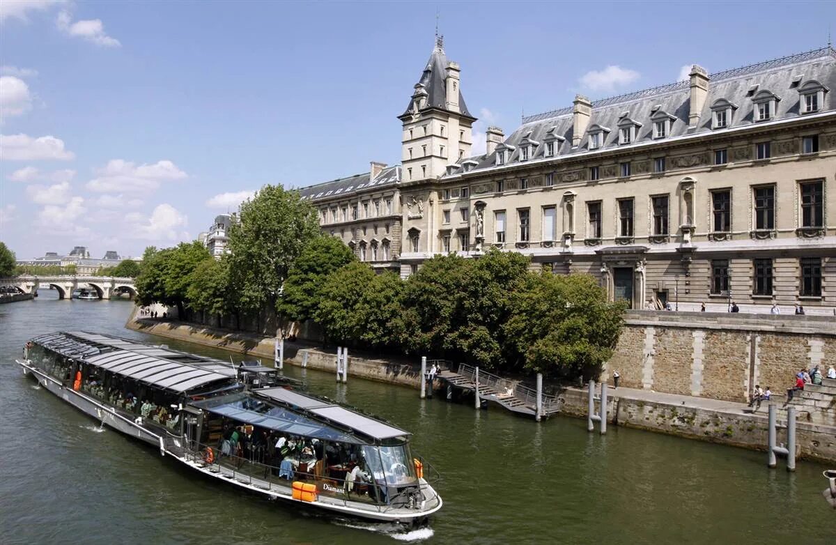 Речные трамвайчики в Париже. Bateau mouche Paris. Река сена в Париже. Дворец правосудия Париж.