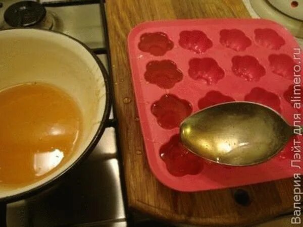 В кармане леденец. Яркие конфеты. В кармане леденец. Конфета в руке. Мармелад для детей.