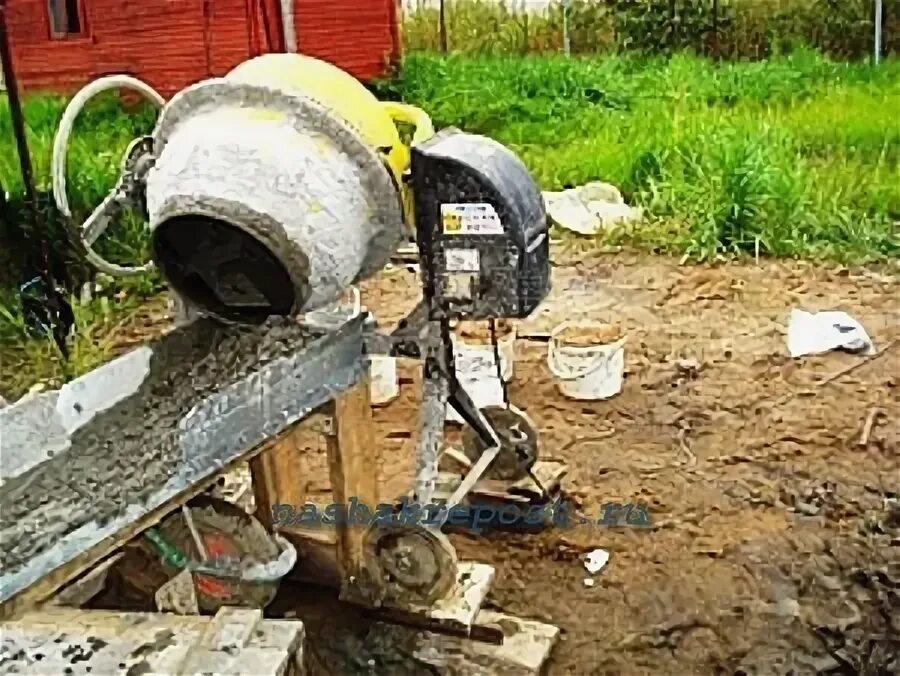 Приспособления для заливки бетона. Ширина лотка бетоновоза. Желоб для бетоносмесителя. Желоб для подачи бетона. Желоб для бетономешалки.
