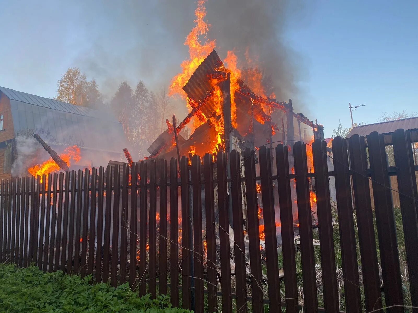 Покажи сгоревший дом. Дом горит. Пожары. Пожар в доме. Пожар фото.