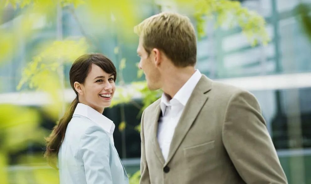 Парень и девушка улыбаются. Парень улыбается при встрече. Мужчина и женщина улыбаются. Мужчина и женщина улыбаются. Лучшие специалисты.