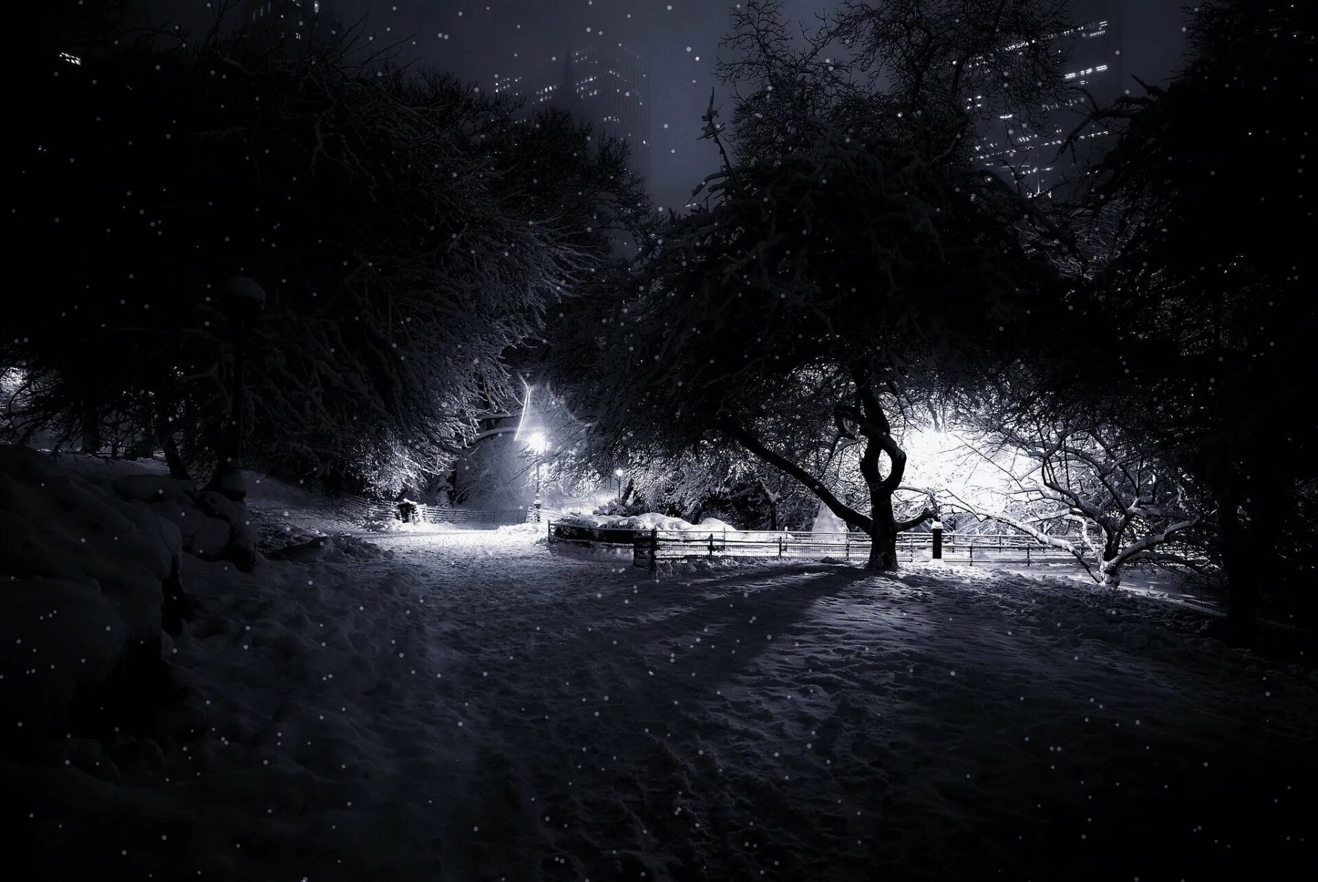 Картинка снег ночью. Зимний ночной пейзаж. Снег ночью. Мрачный зимний пейзаж. Зимняя ночь.