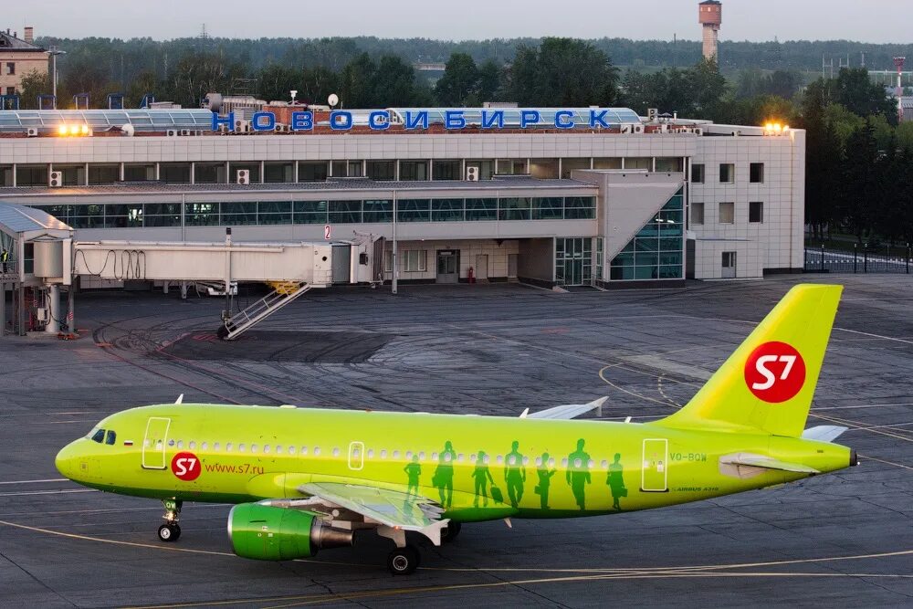 S7 airlines новосибирск. S7 Airlines Толмачево. Самолеты s7 Airlines Новосибирск. Новосибирск аэропорт Толмачево самолет. Новосибирск аэропорт самолет s7.