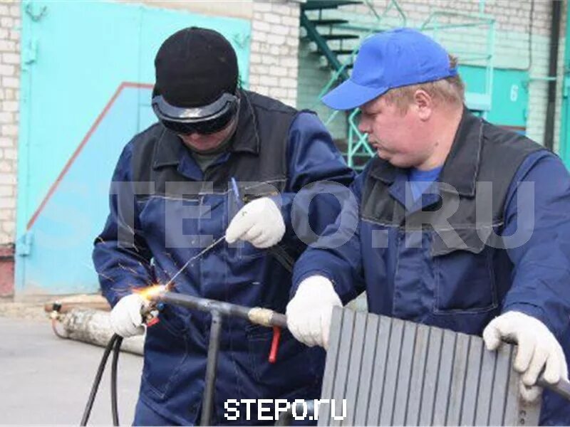 слесарь жкх. сварщик в жкх со страховкой. мастер слесарного цеха. слесари чебоксары. слесарь.