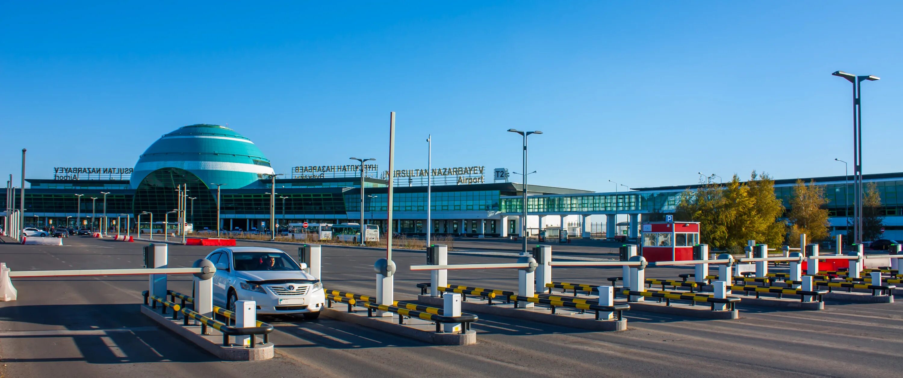 Сколько аэропортов в астане. Международный аэропорт Нурсултан Назарбаев. Астана аэропорт терминал 1. Терминал 2 аэропорт Астана. Автостоянка аэропорт Астана.