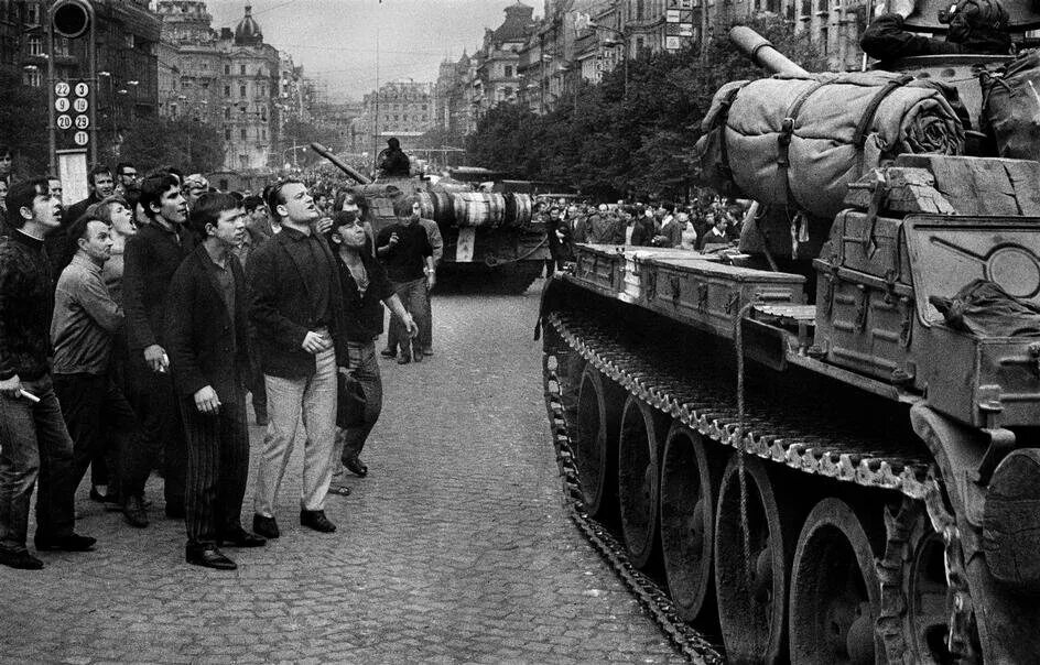 Время в чехословакии. Советские войска в Праге 1968. Танки в Праге 1968. Советские танки в Праге 1968. Вторжение в Чехословакию 1968.