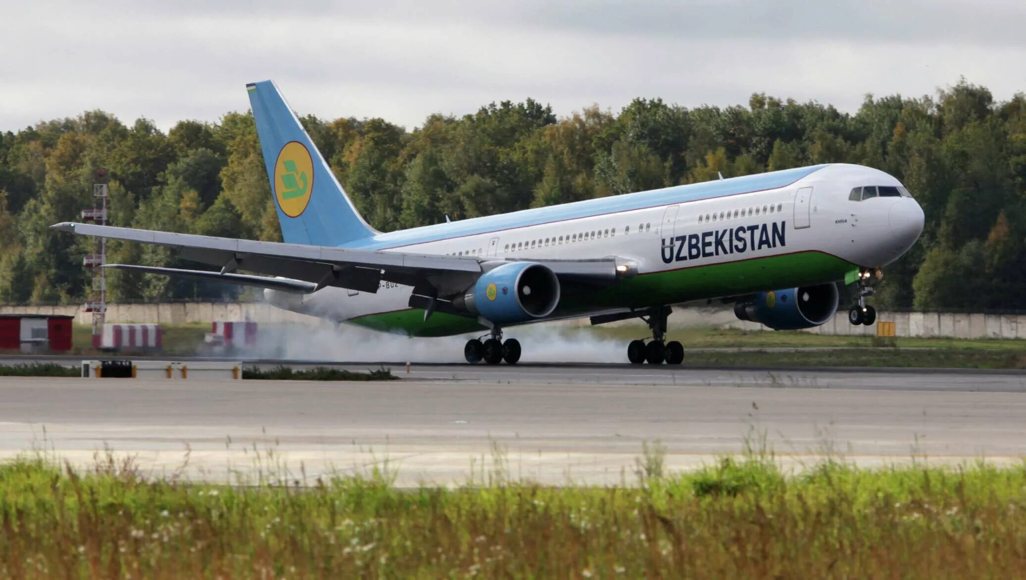 Узбекистан хаво йуллари макка. Узбекские авиалинии в домодедово. Boeing 767 uzbekistan airways. Хаво йуллари домодедово. Аэропорт домодедово uzbekistan airways.
