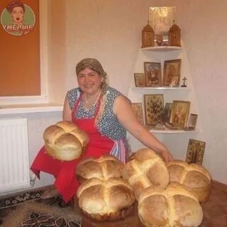 Мама печет хлеб