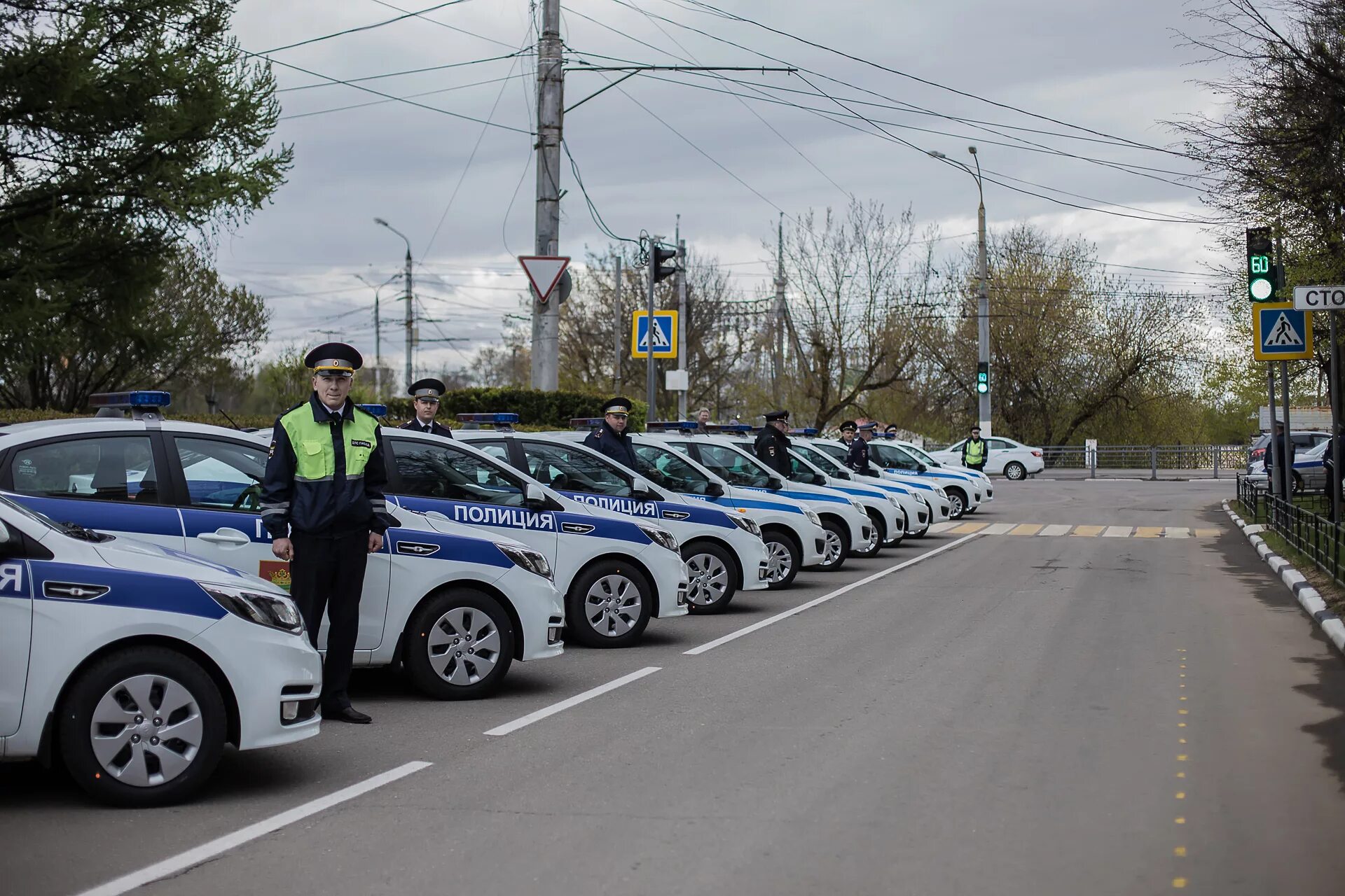 Автомобиль через гибдд. Много машин ДПС. Автопарк ДПС. Много машин полиции. Парад автомобилей полиции.