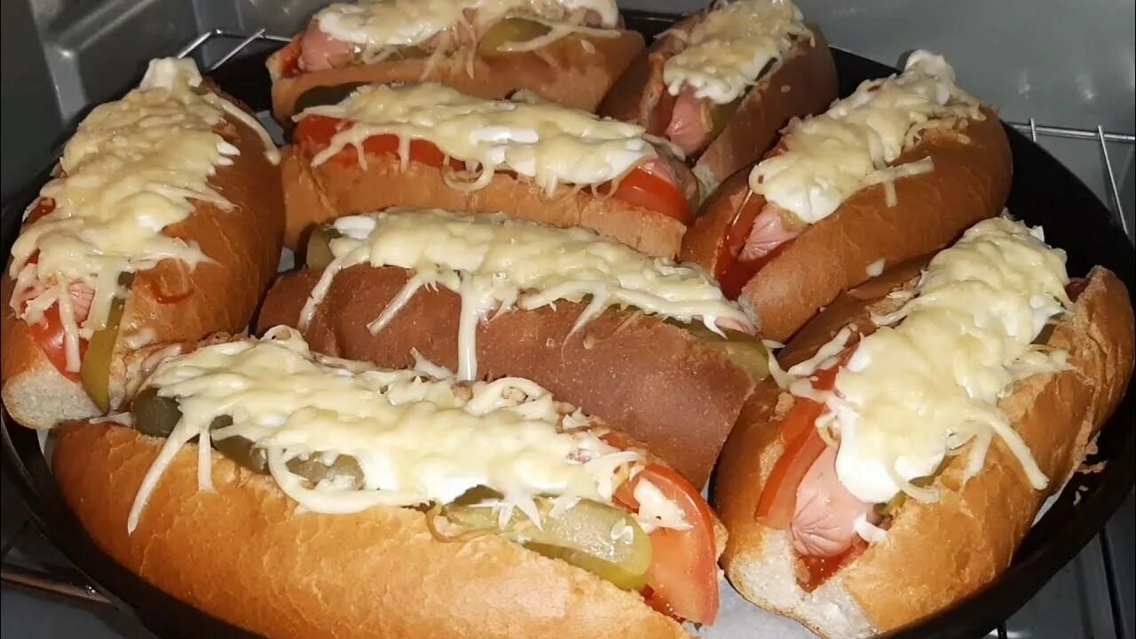 Хот дог запеченный. Горчица для хот догов. Сосиски для хот догов. Домашние хот доги. Хот дог в багете.
