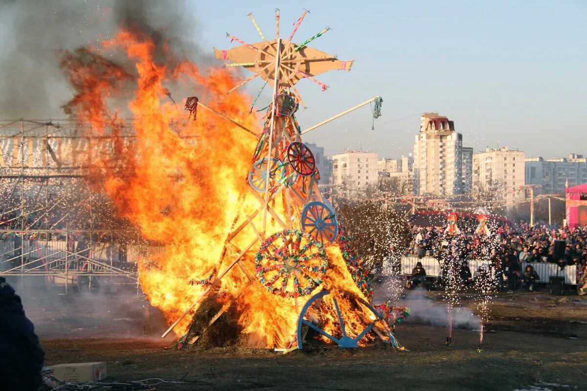 Музей Коломенское Масленица. Масленица в музее-заповеднике «Коломенское». Манежная площадь сжигание чучела. Масленица в усадьбе Коломенское. Сжигание масленицы в коломенском