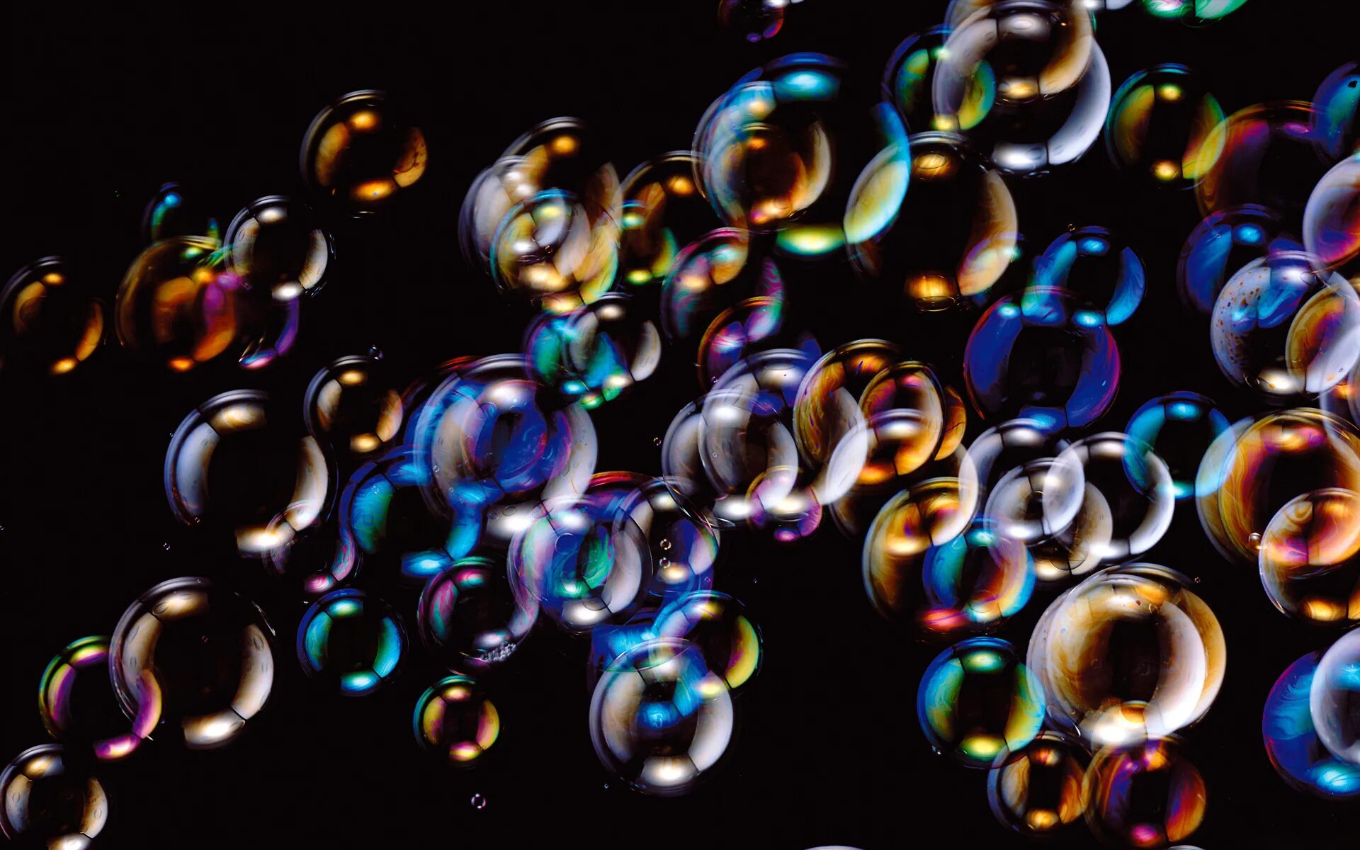 Черный бабл. Разноцветные мыльные пузыри. Разноцветные пузыри. Обои пузыри. Мыльные пузыри на черном фоне.