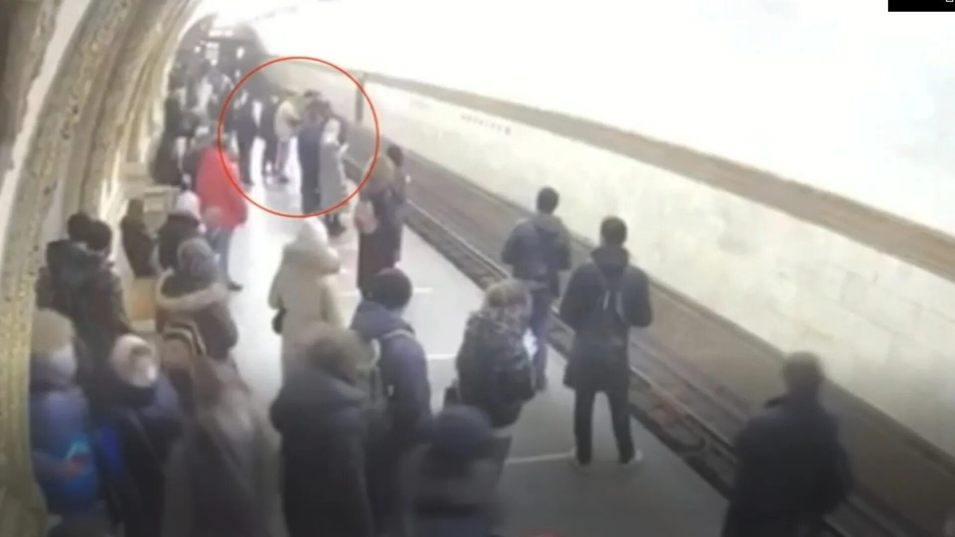 Метро 25 октября. Поезд призрак в московском метро. поезд призрак на кольцевой линии московского метро. поезд призрак в московском метро на кольцевой линии фото. прыгнул под поезд в метро.