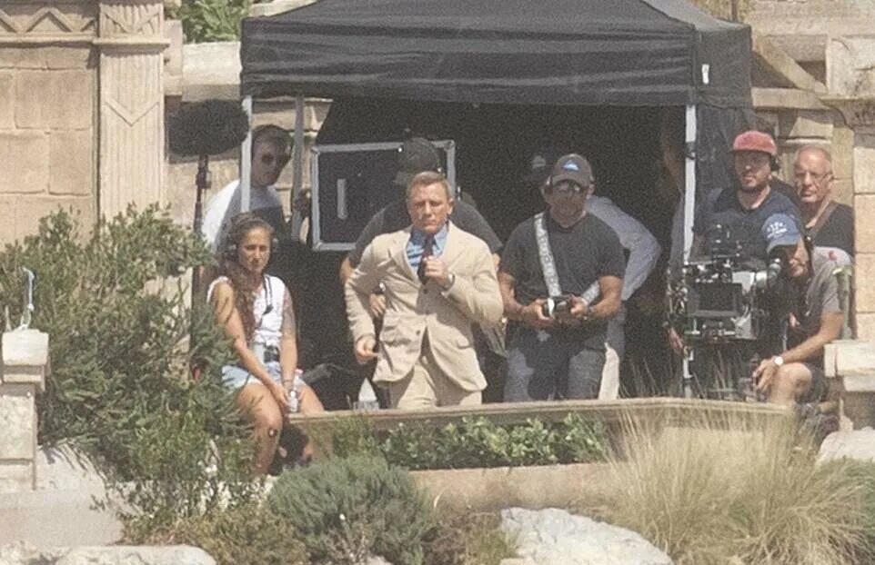 James webb кадры со съемок. не время умирать где снимали. шерлок холмс 2013 где снимали. не время умирать где снимали. рами малек съемки.