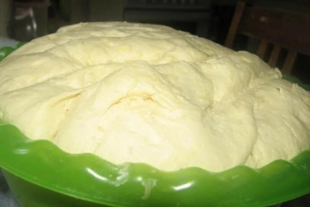Дрожжевое на майонезе. Дрожжевое тесто на майонезе. Опара для дрожжевого теста для пирогов на воде. Тесто на майонезе для пирога дрожжевое. Выпечка тесто на майонезе.