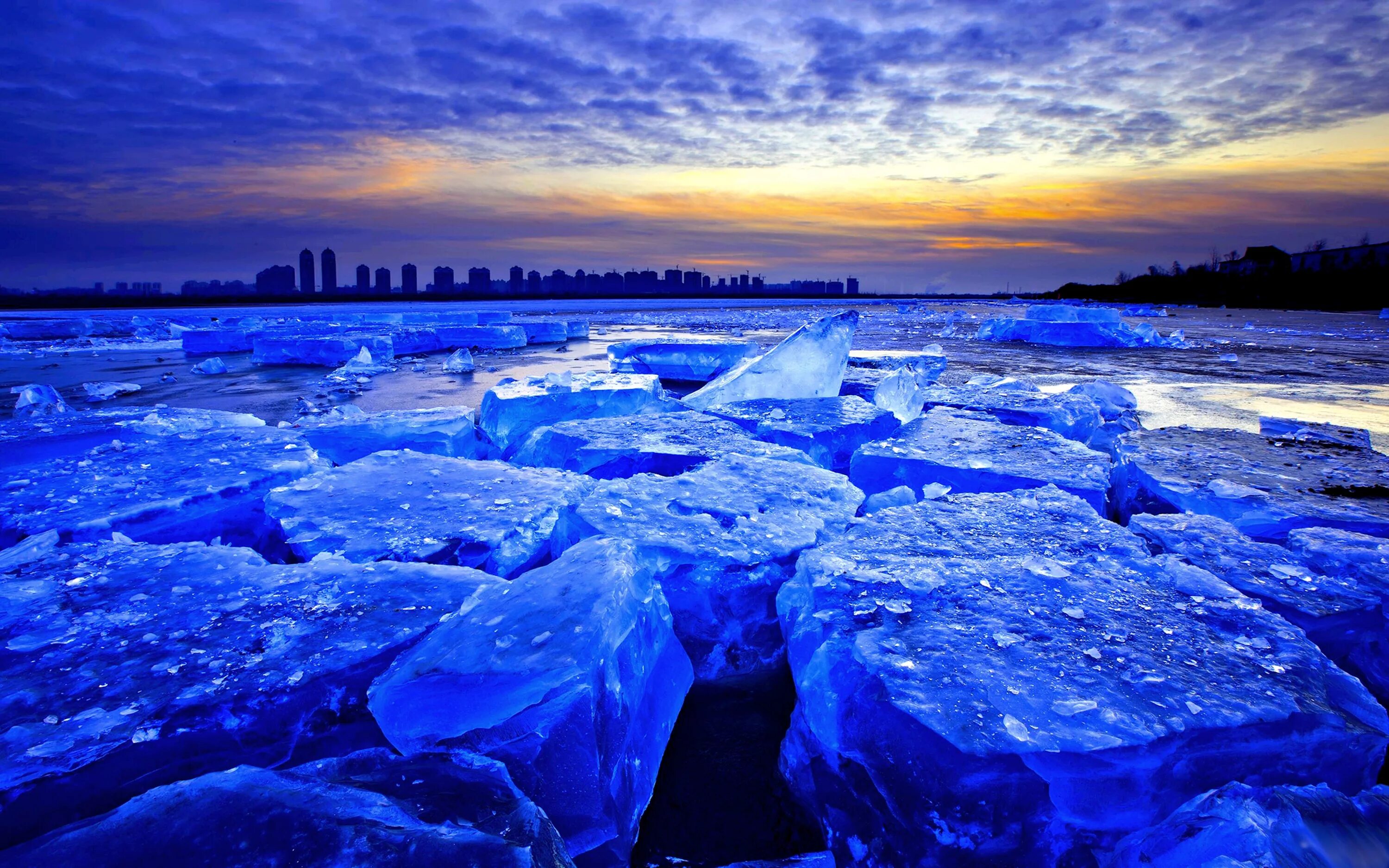 Лед Байкала. Красивый лед. Синий лед. Ледяной пейзаж. Синяя холодная вода